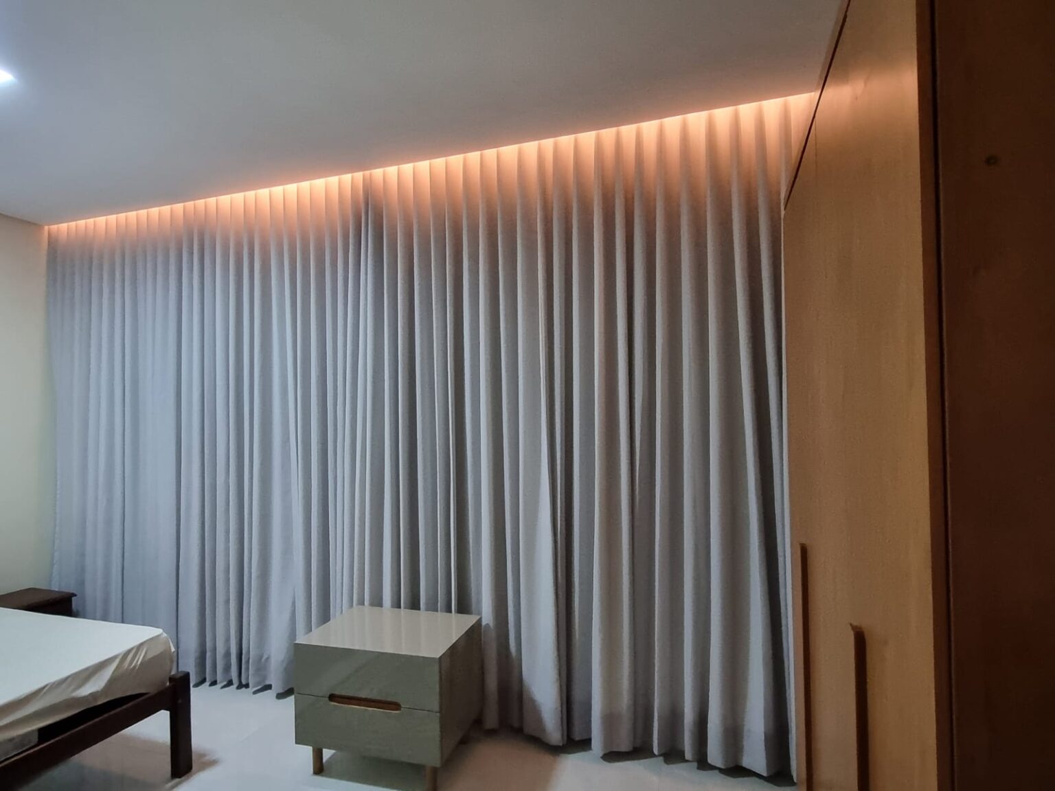 Cortina Linho Suiço Cinza Alba 06 + Forro Tergal Off-White + Blackout 100% Tecido Cinza