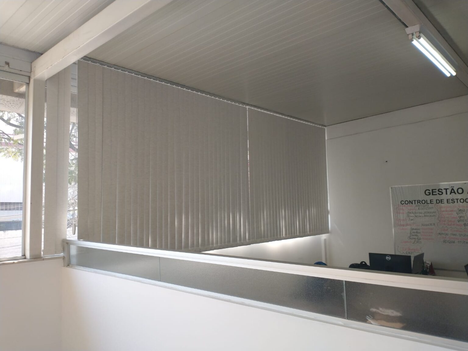 Persiana Vertical Cara Preta